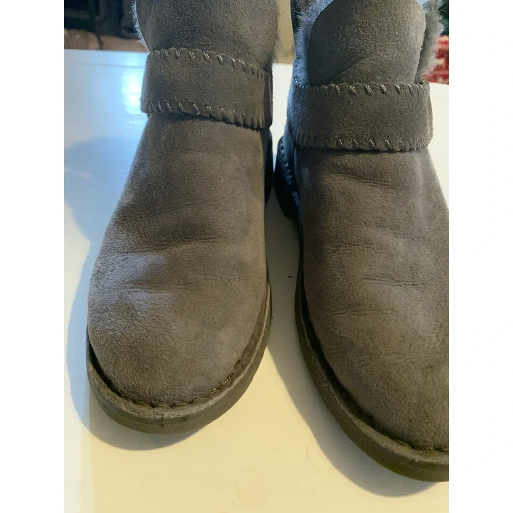 UGG Australia Gray Suede Sheepskin Lined Boots Women's Size 8